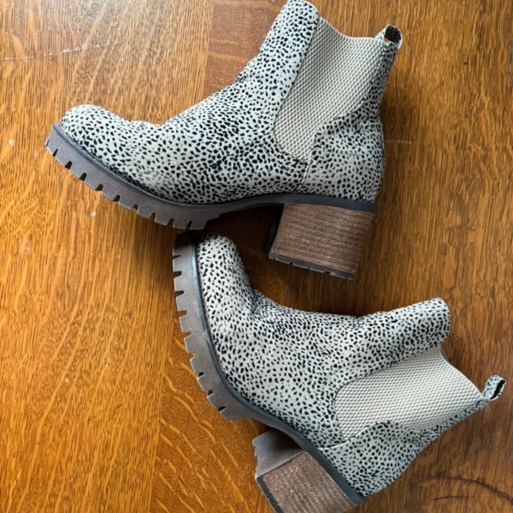 MIA Black and Gray Patterned Heeled Boots
